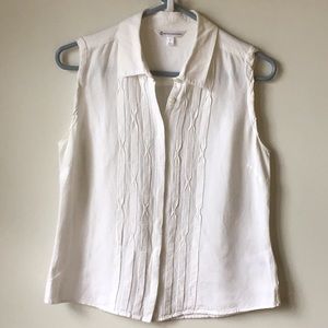 Linen blend button front sleeveless top. Stitched pleat detail. Pit to pit 19”.